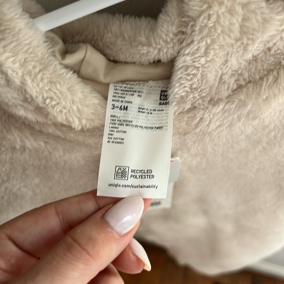 Uniqlo Fluffy Yarn Fleece One Piece Outfit - Picture 4 of 7